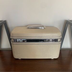 Vintage cream & silver Samsonite silhouette traveling vanity storage train case